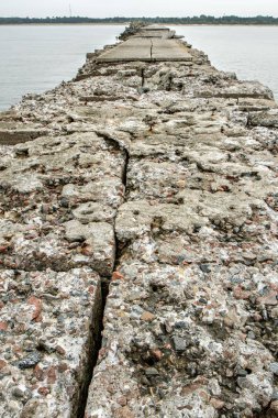 Baltık Denizi Letonya Liepaja yakınındaki deldi pier