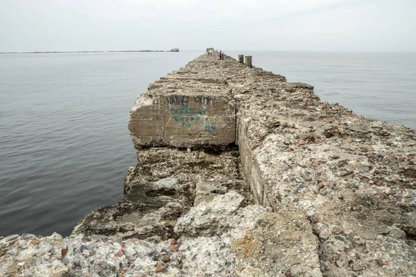 リエパーヤの近くバルト海の桟橋 — ストック写真