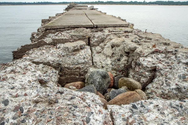 Bir eski, deldi pier yakınındaki Liepaja Baltık Denizi — Stok fotoğraf