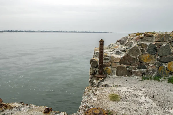 Eski deniz feneri kalır