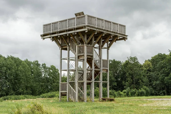 Dřevěná rozhledna se podívat na panorama přírody — Stock fotografie