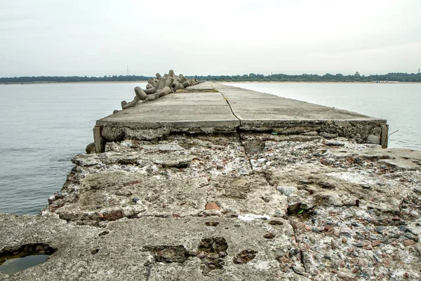 Een oude, doorboord pier in de Oostzee — Stockfoto