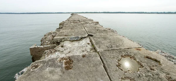 Старый пирс в Балтийском море возле Лиепаи в Латвии — стоковое фото