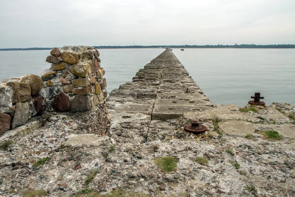 Vecchio molo rimane a Liepaja — Foto Stock