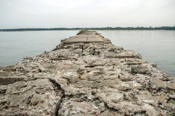 Vecchio molo abbandonato a Liepaja — Foto Stock