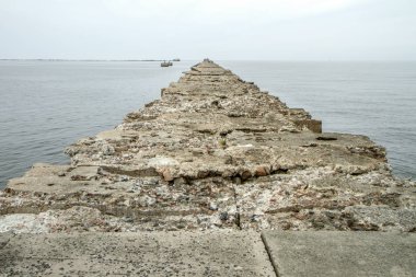 Baltık Denizi Letonya Liepaja yakınındaki bir eski, deldi pier