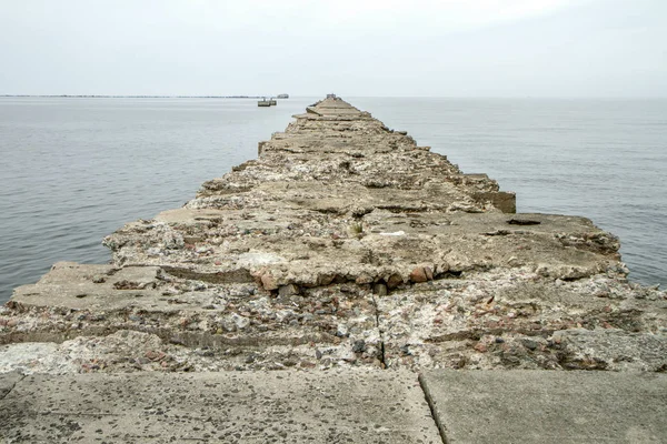 Baltık Denizi Letonya Liepaja yakınındaki bir eski, deldi pier