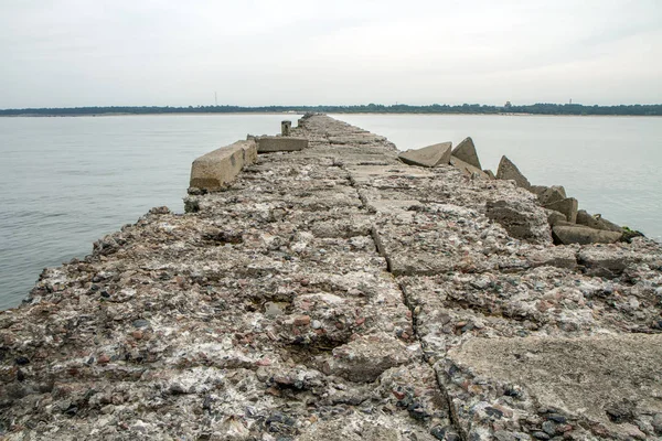 Cais no mar Báltico perto de Liepaja, na Letónia — Fotografia de Stock