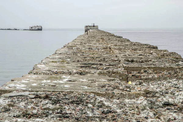 Liepaja yakınındaki eski iskele