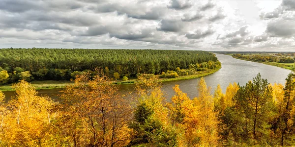 Река Неман в Литве возле Бирстонаса — стоковое фото