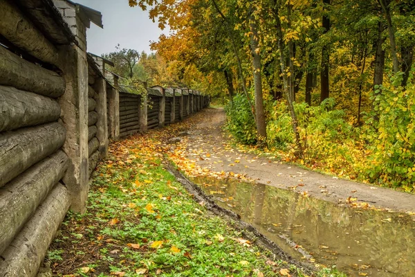 Осенью забор монастыря — стоковое фото