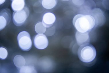 Bulanık ışıklar koyu gri arka plan. Yumuşak ışık ile soyut bokeh. Parlak Noel dokusu