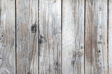 Dikey yıpranmış tahtaları ve paslı çivileri olan eski ahşap zemin