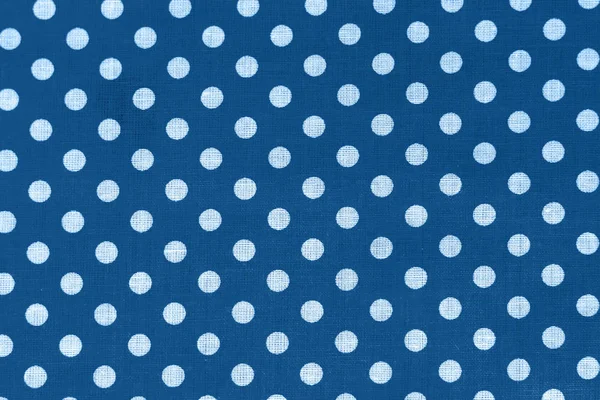 Polka dot op klassieke blauwe canvas katoenen textuur. Blauwe stof met bedrukte witte cirkels. Heldere gekleurde katoenen achtergrond — Stockfoto