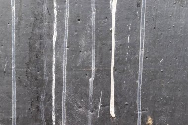 Siyah ya da gri kirli yüzey, arka plan, beyaz boya ve deliklerin çizgileri.