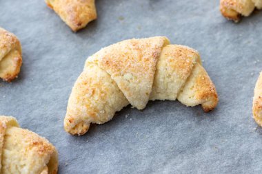 Peynir hamurundan fırında kruvasan ve fırından yeni çıkarılmış parşömen kağıdıyla fırında şeker. Kahvaltıda atıştırmalık çay. Ekmek ya da kruvasan yapma süreci