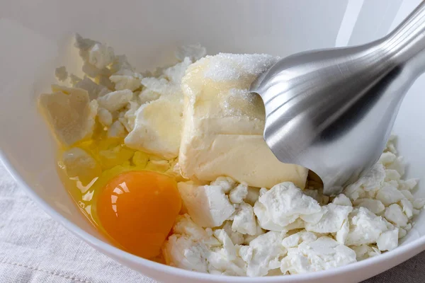 Коттеджный Сыр Масло Яйцо Сахар Белой Миске Ингредиенты Смешивания Ручным — стоковое фото