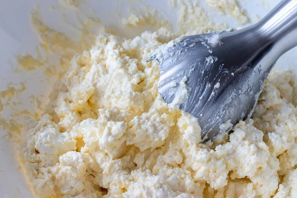 Смешивание Творожного Теста Белой Миске Ручным Блендером Состав Творог Масло — стоковое фото