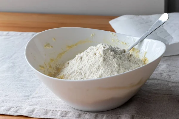 White Bowl Cottage Cheese Dough Which Hill Flour Poured Stands — Stock Photo, Image