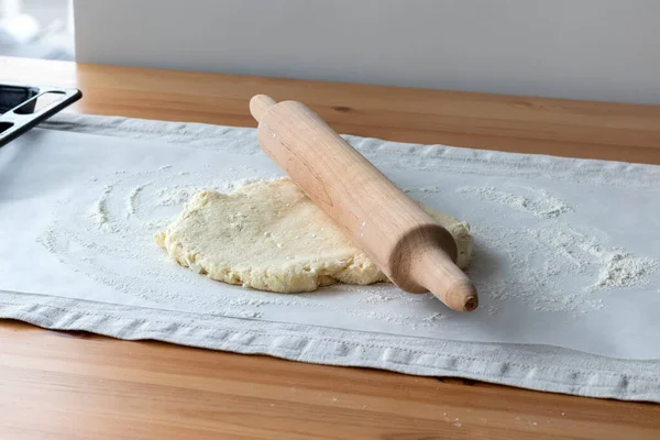 Pasta Cruda Cagliata Con Pezzetti Ricotta Mattarello Legno Farina Cosparsa — Foto Stock