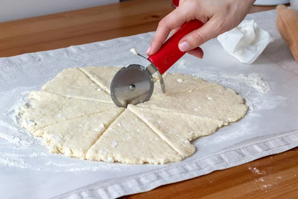 Potongan Tangan Digulung Adonan Curd Mentah Dengan Pisau Pizza Bulat — Stok Foto