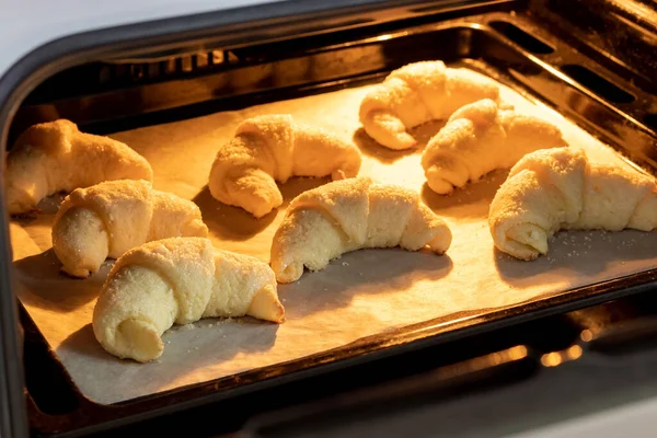 Croissants Açúcar Fosco Cozidos Forno Uma Assadeira Coberta Com Pergaminho — Fotografia de Stock