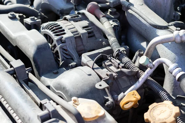 Açık Kaputun Altındaki Dört Silindirli Motor Kompartımanının Tozlu Detayları Alternatör — Stok fotoğraf