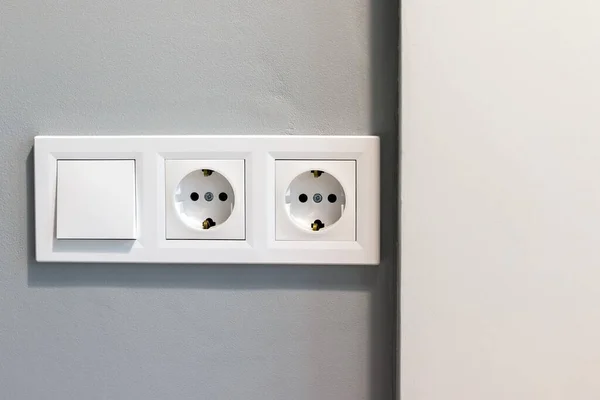 Grupo Enchufes Eléctricos Blancos Europeos Interruptor Situado Una Pared Gris — Foto de Stock