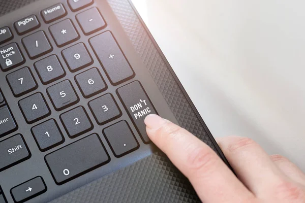 黑色笔记本电脑的键盘角落 阳光照射下 女性的手指点击一个不要惊慌的按钮 在因特网上传播积极新闻 信息和使信息平静的概念 — 图库照片