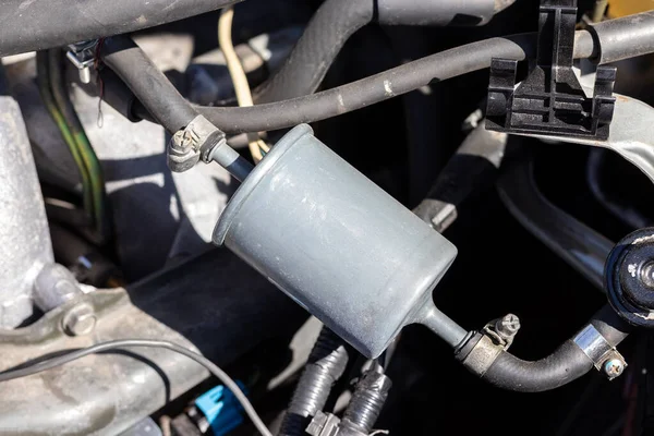 Yakıt Filtresi Açık Kaputun Altına Bağlı Olan Bir Arabaya Takıldı — Stok fotoğraf