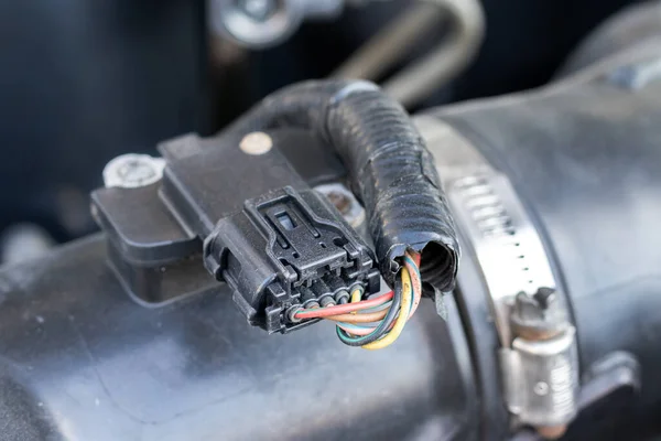 Açık kaputun altındaki kütle hava akışı (MAF) sensörü - motordaki hava akışını ölçerek yakıt-hava karışımını ayarlamak için motor kontrol ünitesinde (ECU) doğru değerleri verir