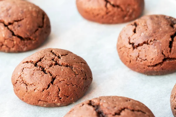 Galletas Chocolate Redondas Horno Agrietadas Una Bandeja Para Hornear Con —  Fotos de Stock