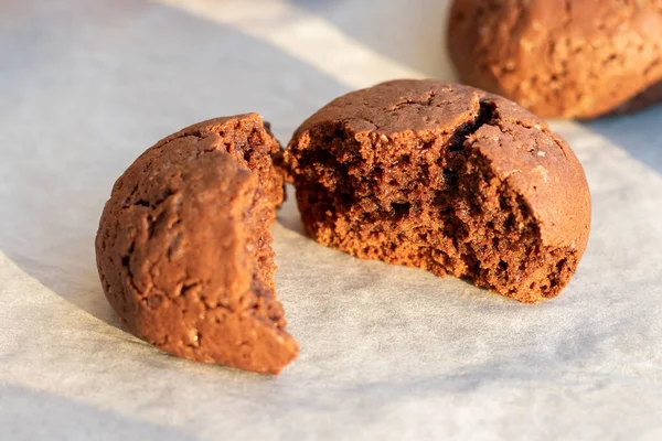 Galleta Chocolate Redonda Agrietada Horno Partida Por Mitad Una Bandeja —  Fotos de Stock