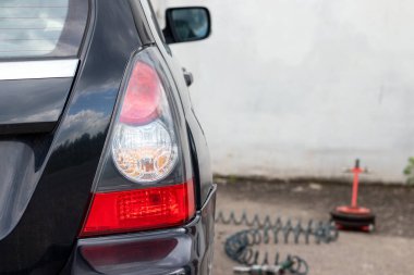 Lastik servis merkezinde siyah bir arabanın stop lambası. Seçici odaklanma. Yakın görünüm