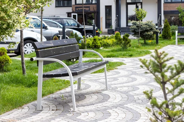 아름답고 나무와 금속으로 의자와 포장된 사회에 식물들이 아파트 근처에 도시의 — 스톡 사진