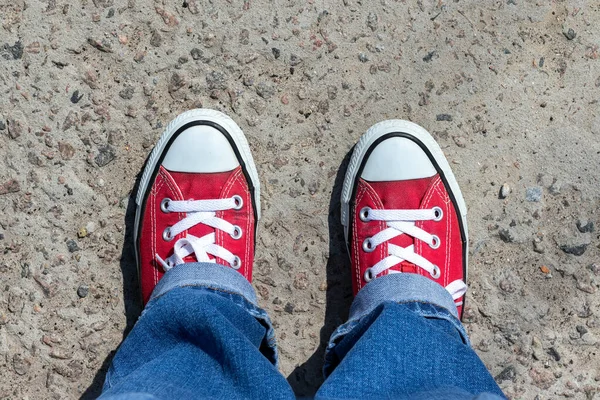 Piernas Jeans Azules Zapatillas Rojas Pavimento Día Soleado —  Fotos de Stock