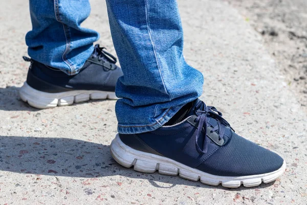 Männerbeine Blauen Jeans Und Turnschuhen Mit Weißen Sohlen Stehen Einem — Stockfoto