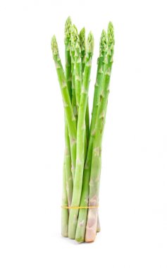 Beyaz arka planda taze yeşil kuşkonmaz