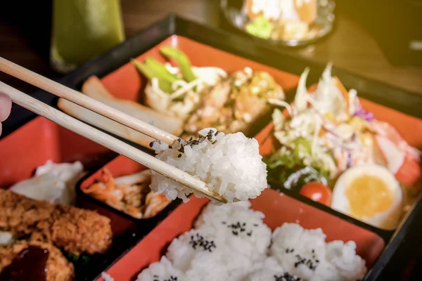 Japon mutfağı, öğle yemeği kutu set arka plan üzerinde