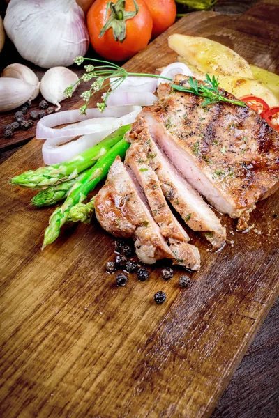 Carne Bife Grelhada Com Salada — Fotografia de Stock