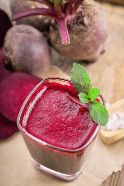 Pancar suyu, sağlıklı içecek ahşap tablo.