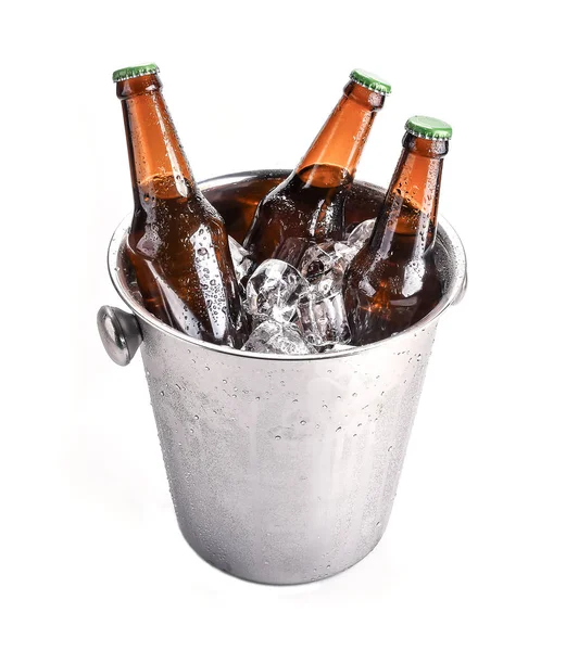 Botellas de cerveza en cubo de hielo, — Foto de Stock