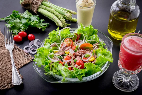 Ton balıklı salata marul ve domates ile.