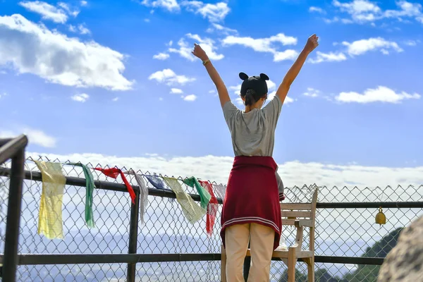 Mujer Levantando Los Brazos Aire Vida Saludable Felicidad — Foto de Stock