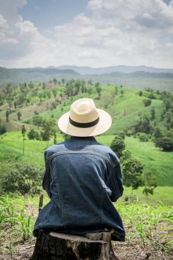 Genç çocuk görünümlü doğa oturan