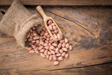 Ahşap arka plan üzerinde torbalarda fıstık.