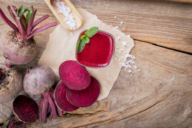 Pancar suyu, sağlıklı içecek ahşap tablo.