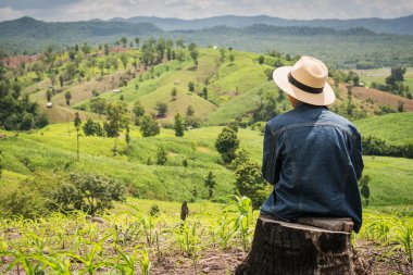 Genç çocuk görünümlü doğa oturan