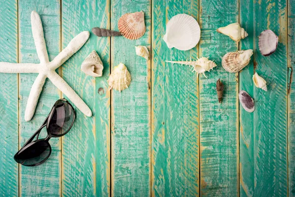 Coquillages Sur Planche Bois Vert Avec Verre Solaire — Photo