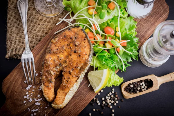 Bife Salmão Com Legumes Tábua Madeira — Fotografia de Stock